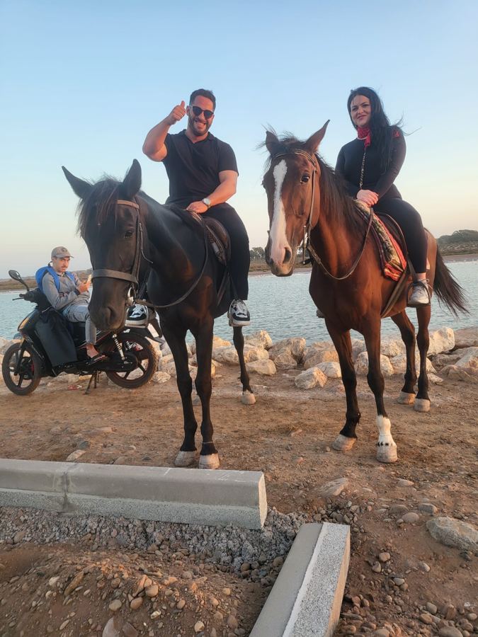 Cowboys de domingo. O cavalo dela tinha mais estilo do que eu.