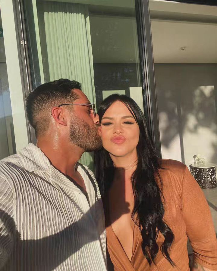 Beijo na bochecha, bico de pato. Um clássico.