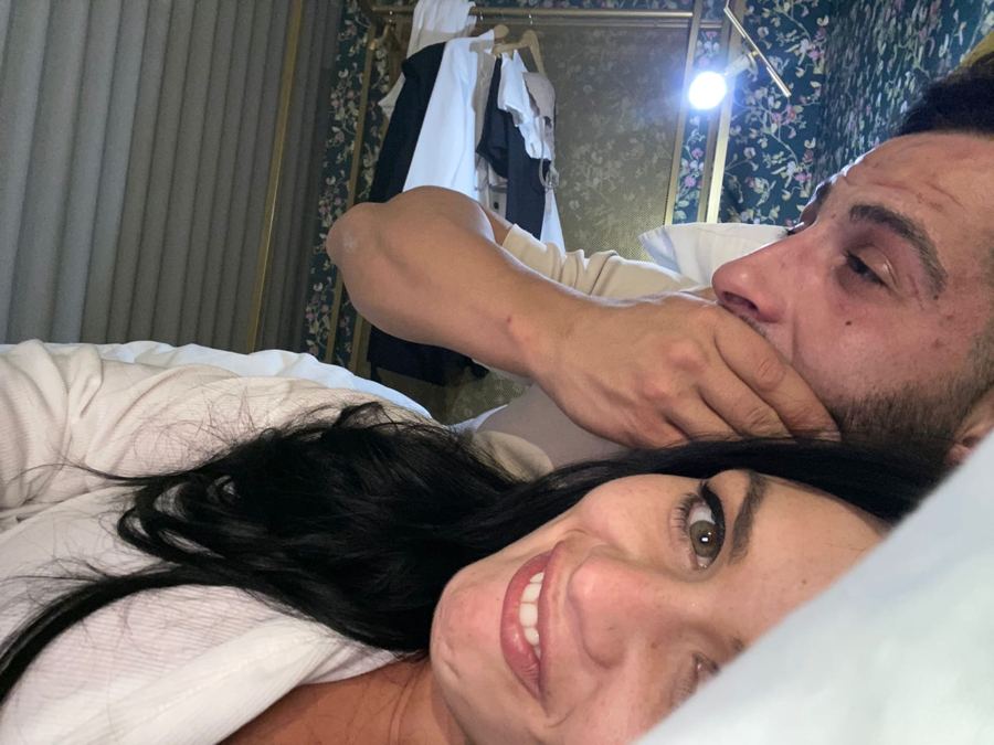 Ela a sorrir. Eu a tapar a boca para não dizer asneiras.
